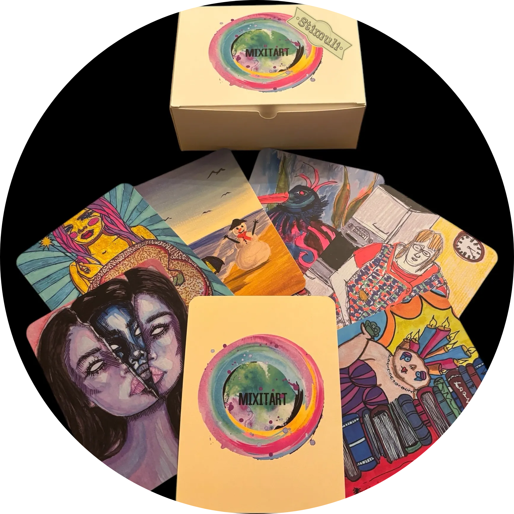 Die STIMULI-Spielschachtel mit ausgebreiteten Kunstkarten