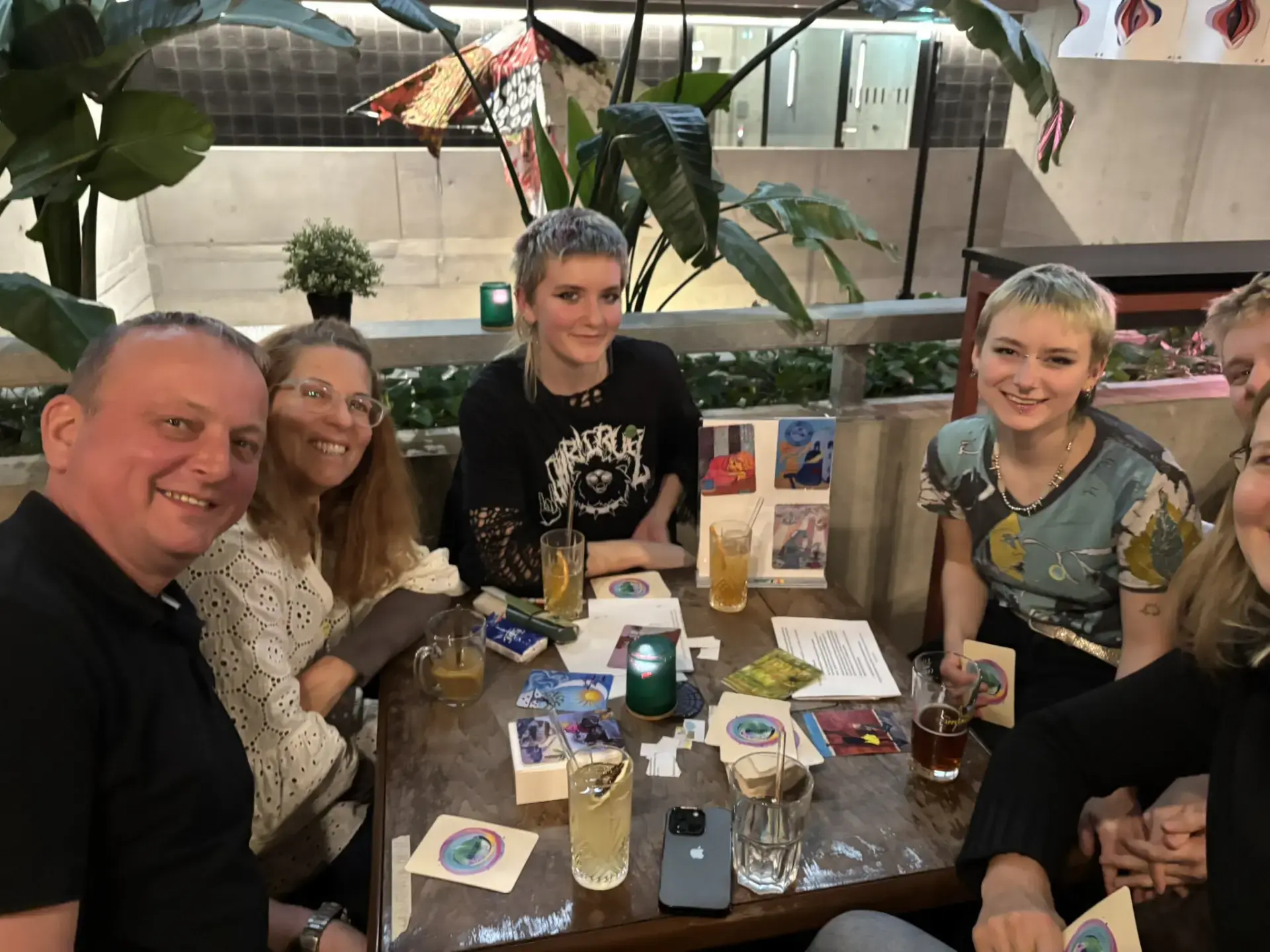 Impression von einem STIMULI-Spielabend: Gruppe am Tisch mit Karten